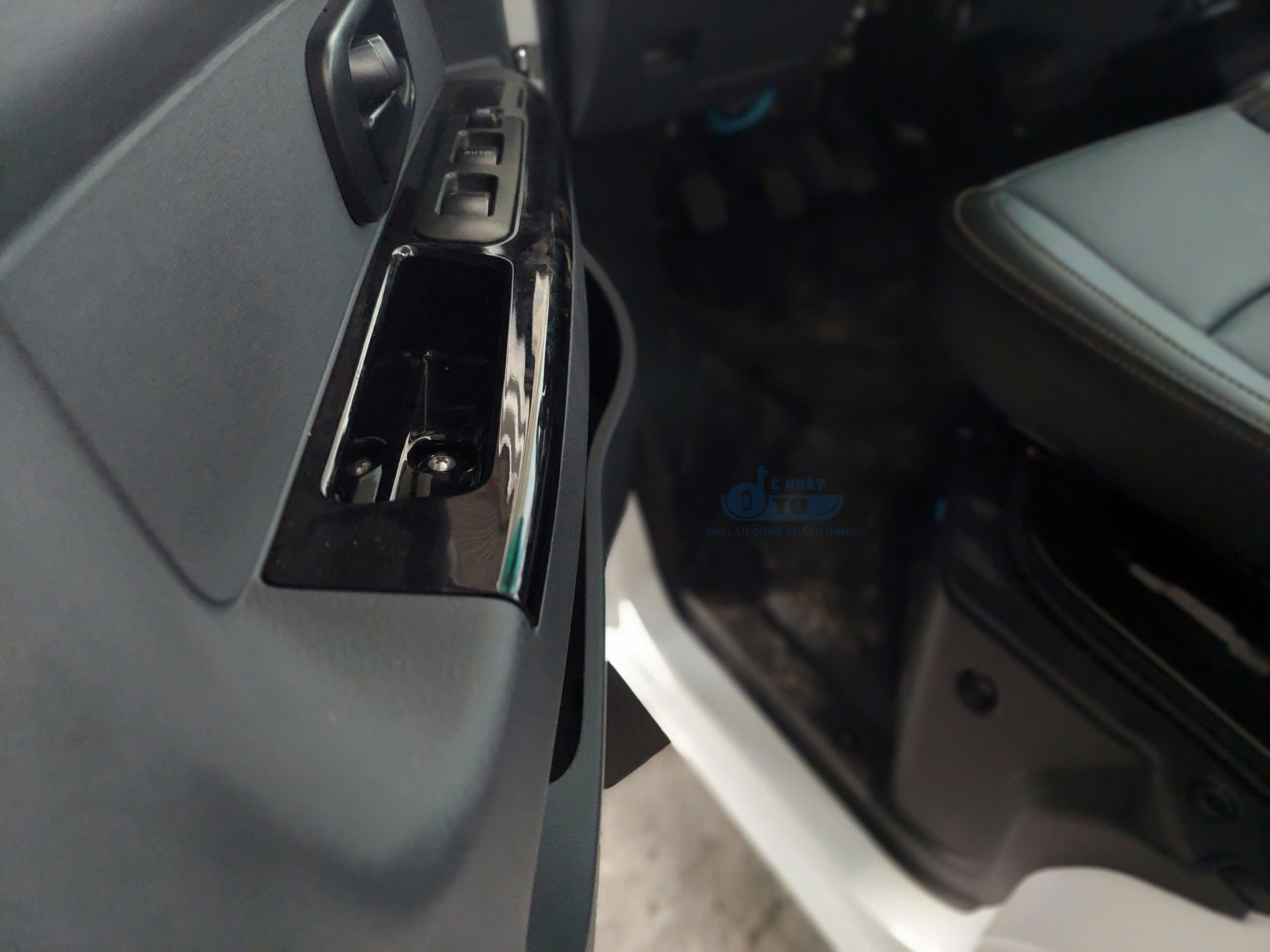 xe-tai-van-srm-868-cua-trai-xe